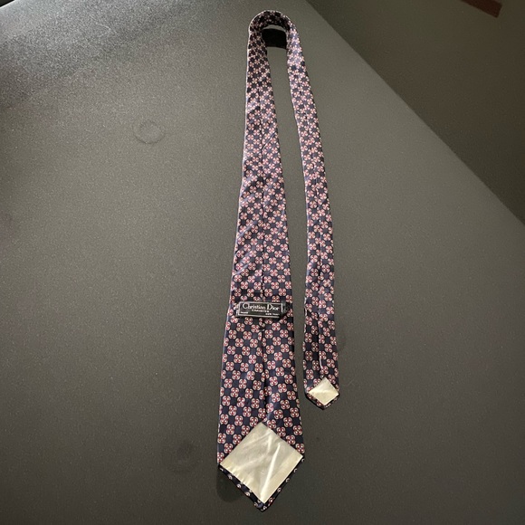 Classy and timeless Christian Dior tie. - Picture 6 of 8